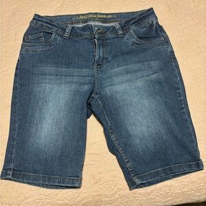 Arizona Jean Company Women's Medium Blue Denim Bermuda Shorts